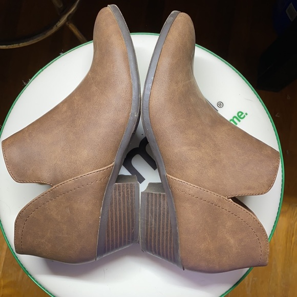 Deep Brown ankle boots( light from overhead lamp distorts the color) - Picture 6 of 10